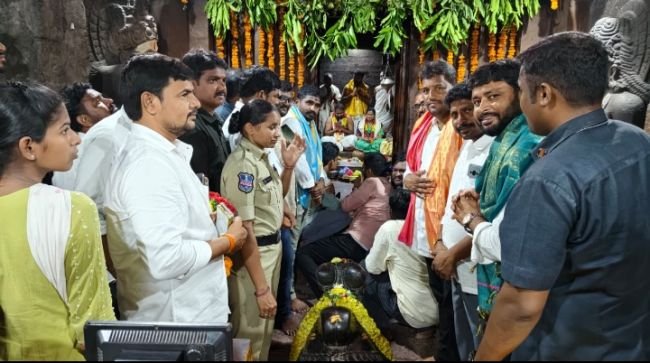 జోగులాంబ అమ్మవారిని దర్శించుకున్న మంత్రి