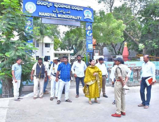 నంద్యాలలో నామినేషన్ల స్వీకరణ ప్రక్రియను పరిశీలించిన జిల్లా కలెక్టర్ రాజకుమారి గణియా