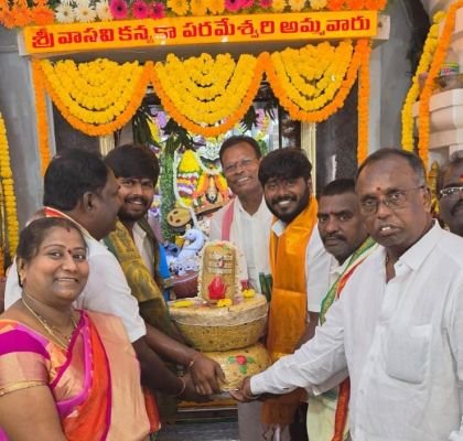 వాసవి మాతకు 24 కేజీలు లింగాకారలడ్డు బహుకరణ 
