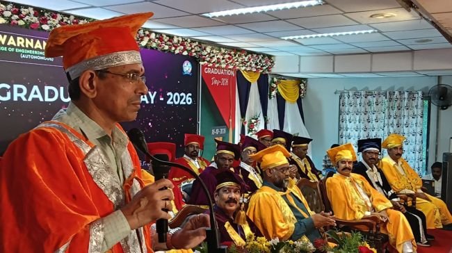 స్వర్ణాంధ్రలో ఘనంగా గ్రాడ్యుయేషన్ డే వేడుకలు  విద్యార్థులకు బంగారు, వెండి పతకాలతో పాటు సర్టిఫికెట్ల ప్రదానం