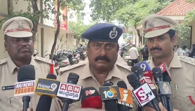 చిలకలూరిపేటలో మొదలైన నామినేషన్ల స్వీకరణ ప్రక్రియ  నామినేషన్ కేంద్రాలను పరిశీలించిన నరసరావుపేట డీఎస్పీ వి. హనుమంతరావు.. పటిష్ట పోలీసు భద్రత ఏర్పాటు