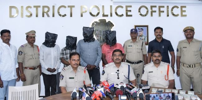 దోపిడీ  కేసును కేవలం 24 గంటలలో ఛేదించిన కోవెలకుంట్ల పోలీసులు-ముద్దాయిల అరెస్టు నగదు స్వాధీనం