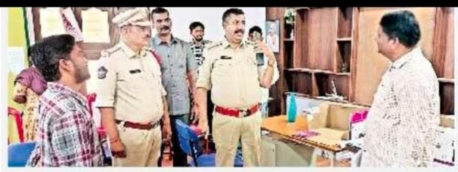 నామినేషన్ కేంద్రాల వద్ద, భద్రతా ఏర్పాట్లను పరిశీలిస్తున్న డి.ఎస్.పి దైవప్రసాద్.