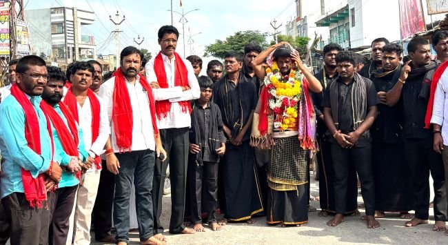 అయ్యప్ప నామస్మరణతో శబరిమలకు మహా పాదయాత్ర: అయిజ కౌన్సిలర్ ఏ. శివ స్వామికి ఘన వీడ్కోలు!