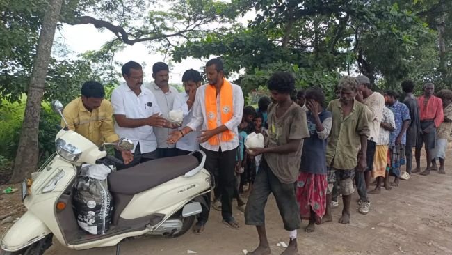 నిరుపేదలకు ఆహార పంపిణీ చేసిన ఆకుల హరి