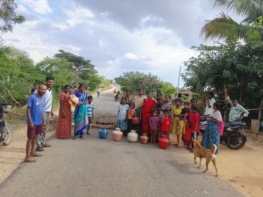 తాగునీటి కష్టాలు తీర్చాలంటూ ఖాళీ బిందెలతో మహిళల రోడ్డు ధర్నా