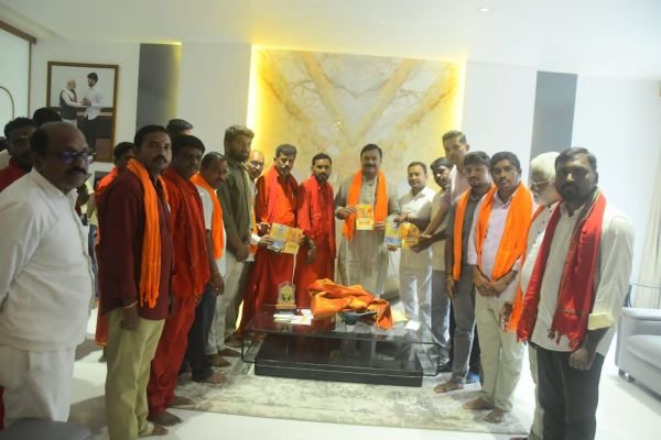 దసరా మహోత్సవానికి బీజేఎల్పీ నేత ఎమ్మెల్యే ఏలేటి మహేశ్వర్ రెడ్డి కి ఆహ్వానం 