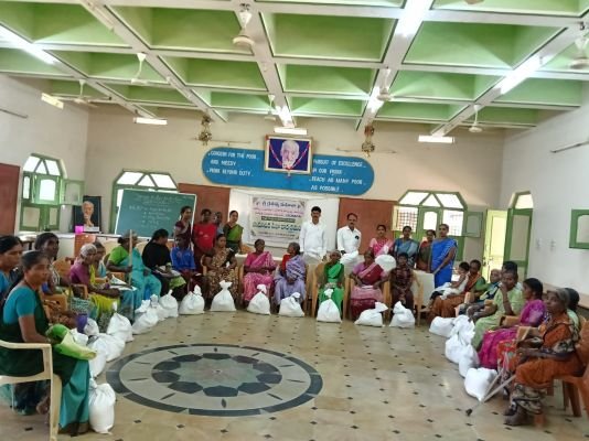 బత్తలపల్లి: అనాథలు, వృద్ధులకు పోషకాహార కిట్లు పంపిణీ