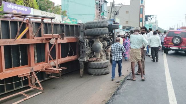 అద్దంకిలో కంటైనర్ బోల్తా.. తృటిలో తప్పిన పెద్ద ప్రమాదం.
