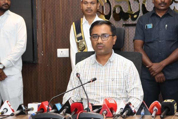 యాసంగిలో వరి సాగు చేయవద్దు.. ప్రత్యామ్నాయ పంటల వైపు రైతులు మల్లాలి....జిల్లా కలెక్టర్ దివాకర టిఎస్