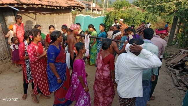 వర్షాల కోసం కప్పతల్లి ఊరేగింపు