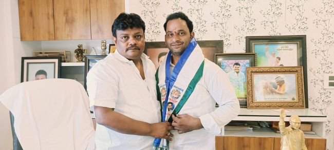 పార్టీ కౌన్సిలర్ అభ్యర్థులు ఖరారు చేస్తున్న మాజీ ఎమ్మెల్యే జోగారావు