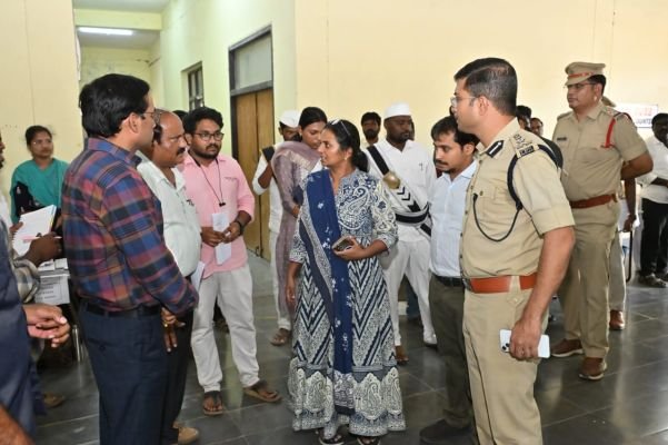 ఎన్నికల కేంద్రాల్లో మౌలిక వసతులు, సదుపాయాలు ముందుగానే పూర్తి చేయాలి – జిల్లా కలెక్టర్ డా. ఏ. సిరి*