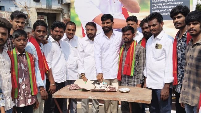 ఘనంగా బీర్కూర్ సర్పంచ్ ధర్మతేజ జన్మదిన వేడుకలు.