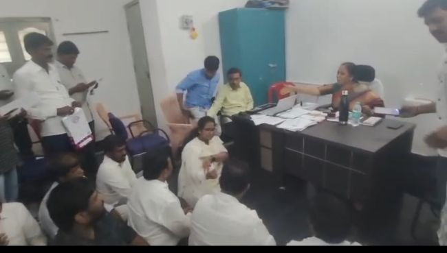 నామినేషన్ పత్రాల కోసం వైసిపి చైర్మన్ అభ్యర్థి హర్షిని మున్సిపల్ కార్యాలయంలో బైఠాయింపు.