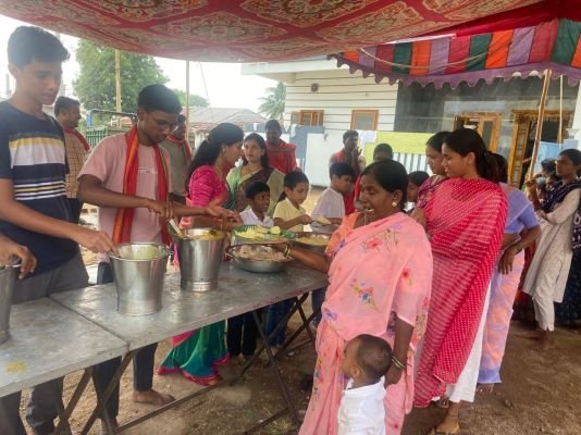 అంతంపల్లి దుర్గామాత మండపం వద్ద అన్నదాన కార్యక్రమం