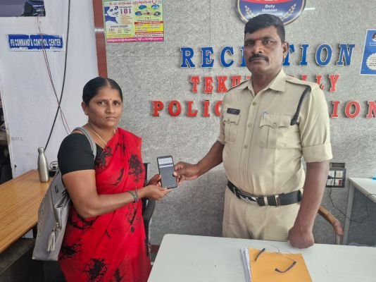 బాధితురాలికి మొబైల్‌ ఫోన్‌ అప్పగింత