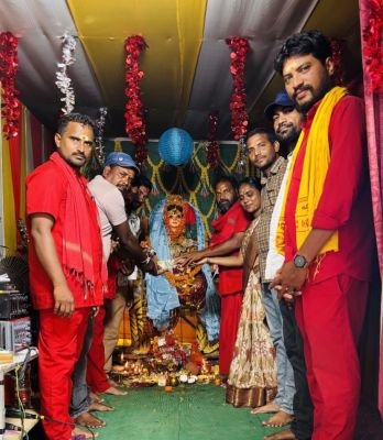 అన్న సమారాధనకు 5 వేలు వితరణ  చేసిన నేతుల స్రవంతి 