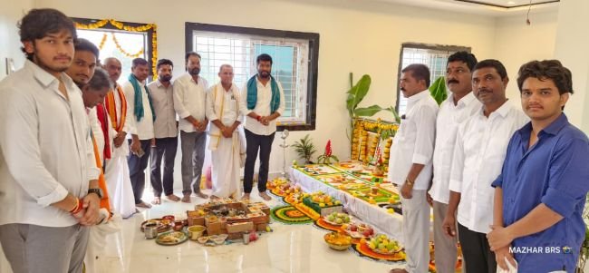నూతన గృహప్రవేశానికి హాజరైన ఎమ్మెల్యే అనిల్ జాదవ్.