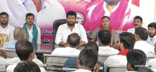 సర్పంచులతో సమీక్ష సమావేశం నిర్వహించిన ఎమ్మెల్యే అనిల్ జాదవ్.