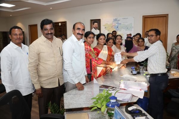 జిల్లా కలెక్టర్ దివాకర టి.ఎస్ ను బతుకమ్మ వేడుకలకు ఆహ్వానించిన టిఎన్జీవో నాయకులు