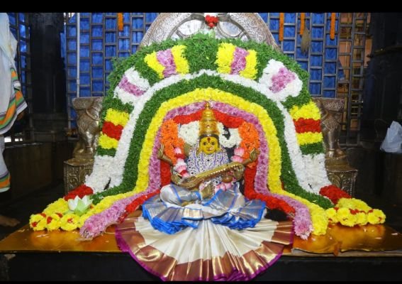 విద్యాలక్ష్మిగా శ్రీ కనకమహాలక్ష్మి అమ్మవారు...!