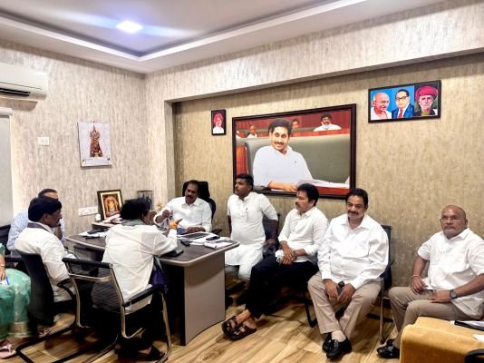 కార్పోరేషన్ ఎన్నికల్లో వైసీపి అభ్యర్థుల విజయానికి సమిష్టిగా పనిచేయాలి 