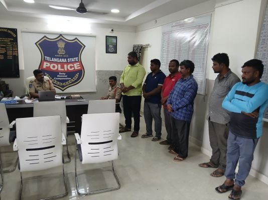 నేరాలకు పాల్పడితే చట్ట ప్రకారం శిక్ష తప్పదు.... కేశంపేట సీఐ శ్రీనివాస్ హెచ్చరిక