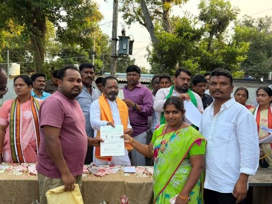 లబ్ధిదారులకు చెక్కులు పంపిణీ చేసిన ఎమ్మెల్యే కోరం