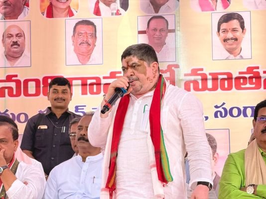 గౌడ విద్యార్థులే రేపటి సివిల్ సర్వెంట్లు కావాలిరవాణా శాఖ మంత్రి పొన్నం ప్రభాకర్ గౌడ్  - గౌడ విద్యార్థులను ఉన్నత స్థాయికి తీసుకెళ్లాలి   -పీసీసీ చీఫ్ బొమ్మ మహేష్ కుమార్ గౌడ్ పిలుపు నందిగామలో గౌడ హాస్టల్ నూతన భవనం ప్రారంభం  - భూదాత దొంతి లక్ష్మీనారాయణ గౌడ్‌కు ఘన సన్మానం - పాల్గొన్న కాంగ్రెస్ పార్టీ  ఇ