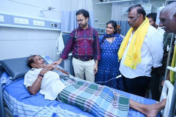 వైద్యశాలలో చికిత్స పొందుతున్న గోగినేని నీ పరామర్శించిన మంత్రి అనగాని 