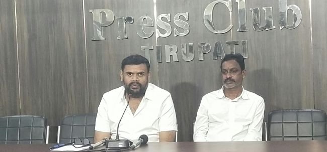 వైసిపి నిజమైన గొడ్డలి పార్టీనే... -గొడ్డలి పార్టీ మళ్ళీ రక్తపు రాజకీయం- ప్రజాస్వామ్యంపై దాడి -నామినేషన్ అంటేనే వైసీపీకి భయం-అందుకే కర్ణాటక రౌడీలతో దాడులు మిథున్ రెడ్డి ప్రజలపై వాహనాలతో తొక్కారు- ఇది రాజకీయమా? రౌడీయిజమా? -రాజారెడ్డి రాజ్యం అంతమైంది-ఇది చంద్రబాబు, పవన్ కల్యాణ్ యుగం -సై అంటే సై-ఇక ఇక త