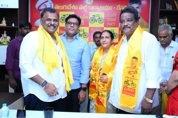 టిడిపి తీర్థం పుచ్చుకున్న మాజీ కౌన్సిలర్ బట్టు శ్వేతా దంపతులు 