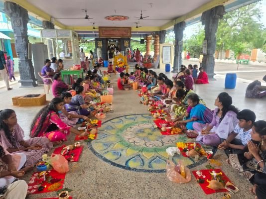 భక్తులతో కిటకిటలాడిన అమ్మవారి ఆలయాలు