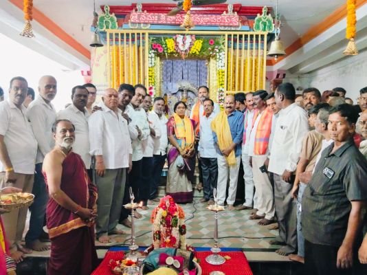 *నవరాత్రుల సందర్భంగా అమ్మవారికి ఎమ్మెల్యే చింత ప్రభాకర్ ప్రత్యేక పూజలు*  *సదాశివపేట వాసవి కన్యకా పరమేశ్వరి ఆలయంలో పూజలు*   *అన్నదాన కార్యక్రమంలో పాల్గొన్న ఎమ్మెల్యే* 