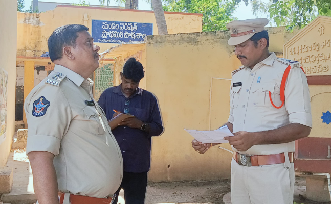 నందివాడలో పోలింగ్ కేంద్రాలను పరిశీలించిన డీఎస్పీ పాలా శ్రీనివాస్!