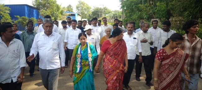ప్రశాంత ఎన్నికలే లక్ష్యం... వైకాపా గెలుపు పై వైయస్ ప్రమీల ధీమా... వైయస్ అవినాష్ రెడ్డి వైయస్ మనోహర్ రెడ్డి చవ్వా దుస్వంత్ రెడ్డి తో కలిసి మున్సిపల్ చైర్మన్ అభ్యర్థిగా నామినేషన్ 