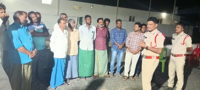 ఎన్నికల నియమావళిపై ప్రజలకు అవగాహన కల్పించిన సీఐ శశికుమార్‌