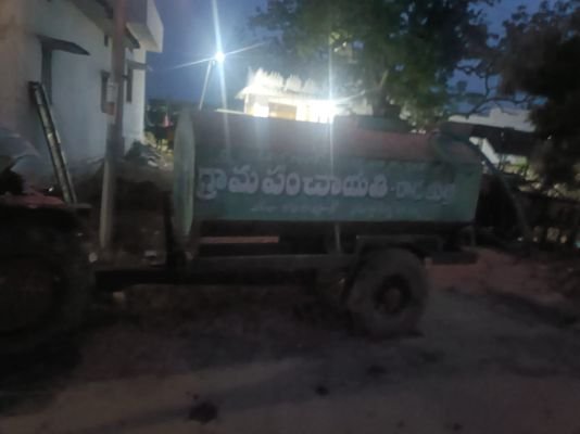 సూర్యా కథనానికి స్పందన.. పారిశుద్ధ్య పనులు షురూ!  ప్రధాన రహదారిపై పిచ్చి మొక్కల తొలగింపు..   వాటర్ ట్యాంకర్‌కు మరమ్మతులు