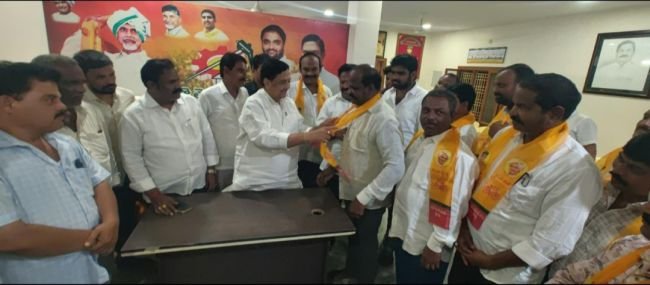 టీడీపీ తీర్థం పుచ్చుకున్న పట్టణంలోని 30 కుటుంబాలు