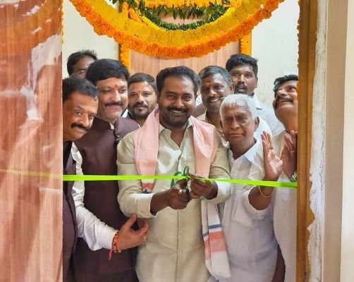 నందిగామ గౌడ్‌ హాస్టల్‌ ప్రారంభోత్సవంలో కాటా శ్రీనివాస్‌ గౌడ్‌  -మంత్రి పొన్నం ప్రభాకర్‌, టీపీసీసీ అధ్యక్షుడు మహేష్‌ కుమార్‌ గౌడ్‌తో కలిసి నూతన భవనం ప్రారంభం