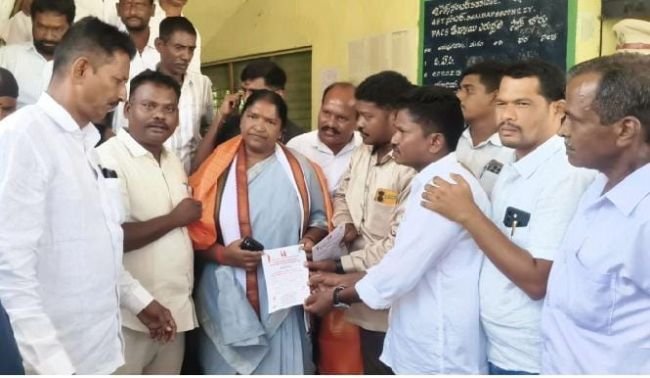 కొమరం భీమ్ విగ్రహావిష్కరణకు మంత్రి సీతక్కకు ఆహ్వానం