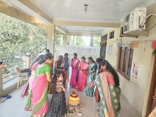 తహసిల్దార్ కార్యాలయంలో కమనీయ తెలంగాణ సంస్కృతి   అంబరాన్నింటిన బతుకమ్మ సంబరాలు