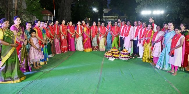 జిల్లా కోర్టులో ఘనంగా బతుకమ్మ సంబరాలు