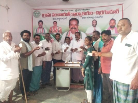 చిర్రగూడూరులో స్మార్ట్ రేషన్ కార్డుల పంపిణీ* -సర్పంచ్ చిత్తలూరు సోమనారాయణ