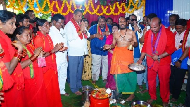 శాంతినగర్ దుర్గామాత ఆలయంలో అమ్మవారిని దర్శించుకున్న ఎమ్మెల్యే బత్తుల