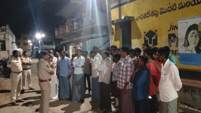 అరసాడ లో పల్లె నిద్ర కార్యక్రమం...  ప్రజలకు  అవగాహన కల్పిస్తున్న వంగర ఎస్సై షేక్ శంకర్ 
