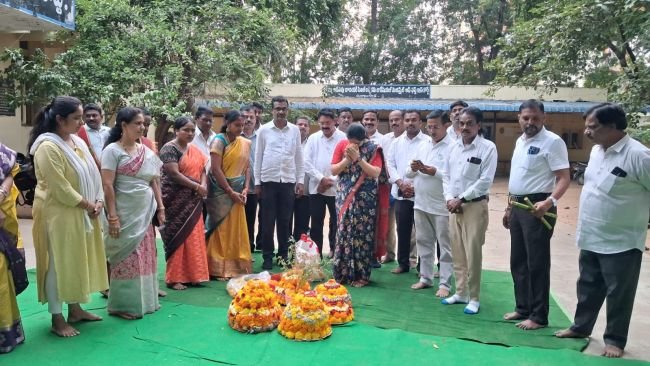 మిర్యాలగూడ కోర్టు, మున్సిపాలిటీ ప్రాంగణంలో ఘనంగా బతుకమ్మ వేడుకలు