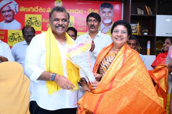 మున్సిపల్ చైర్మన్ అభ్యర్థిగా అవర్ణ మహేష్