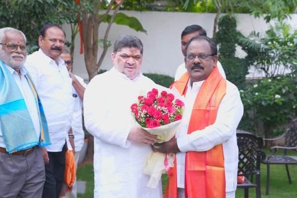 ఆర్టీసీ నేతలను అభినందించిన మంత్రి పొన్నం ప్రభాకర్‌